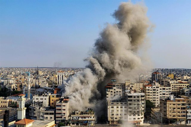 Columna de humo tras un bombardeo de Israel contra la Franja de Gaza