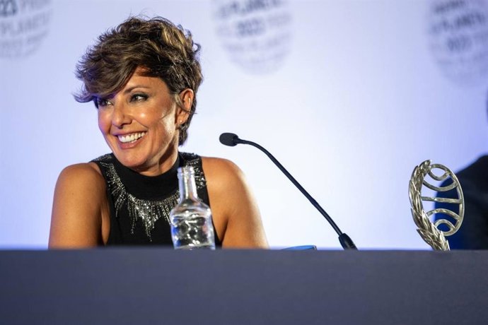 La periodista, presentadora i escriptora Sonsoles Ónega en la roda de premsa posterior a guanyar aquest diumenge a la nit amb 'Les filles de la criada' el LXXII Premi Planeta de Novella 2023, dotat amb 1 milió d'euros.