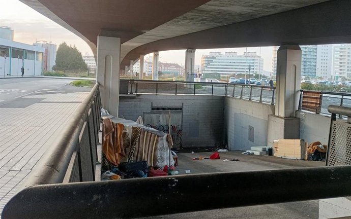 Archivo - Asentamiento de personas sin hogar bajo el  viaducto  de Carlos Marx, en Gijón.