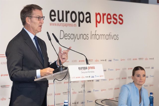 El presidente del PP, Alberto Núñez Feijóo, presenta a la presidenta del Govern balear, en un Desayuno Informativo de Europa Press, en el Rosewood Villa Magna, a 16 de octubre de 2023, en Madrid (España).