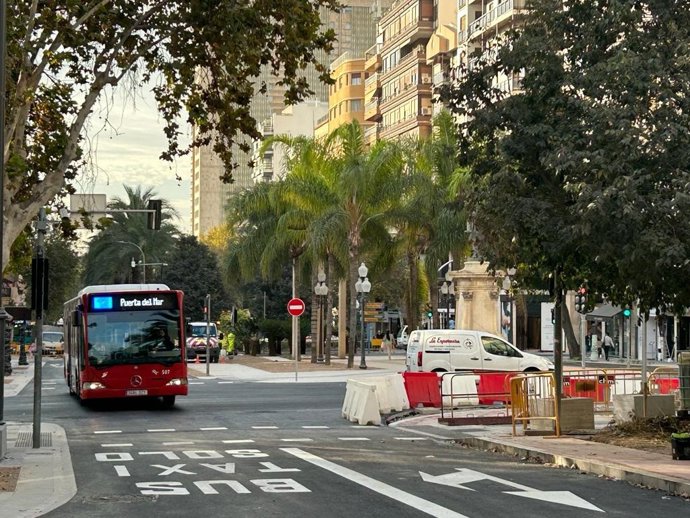 El Ayuntamiento de Alicante reabre al tráfico parte de la avenida Federico Soto y recupera el itinerario de autobuses.