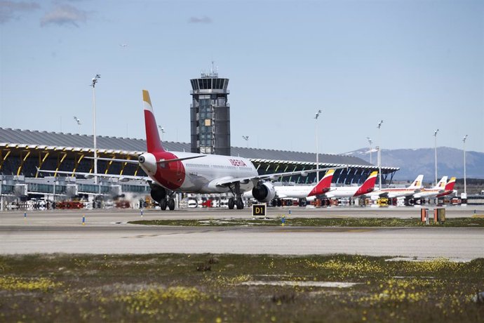 Archivo - Torre de control, torres de control del aeropuerto de Barajas.