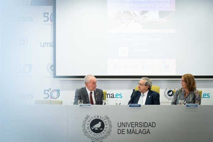 El alcalde de Málaga, Francisco de la Torre, junto al rector, Ángel Narváez, en la presentación de la Cátedra de Inclusión Social