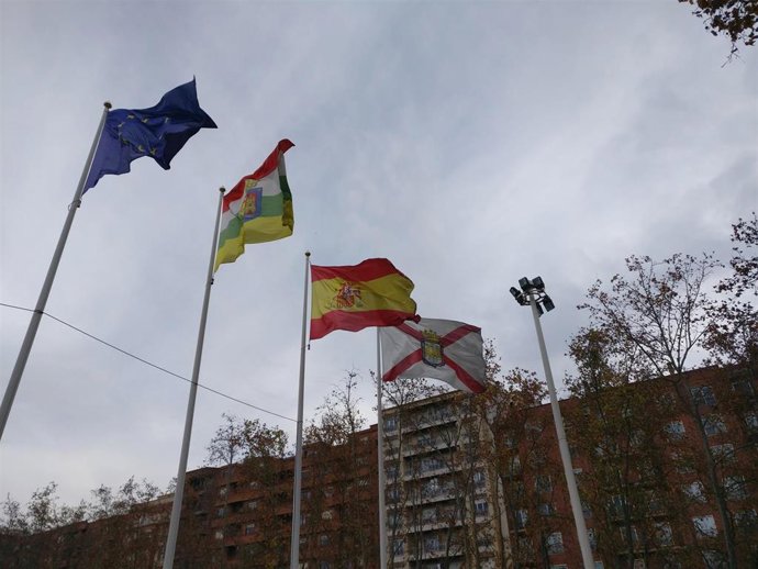 Archivo - Viento en Logroño, movimiento de banderas