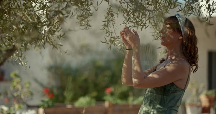 La Mostra de Valncia cerrará su edición 2023 con el estreno de la película 'Les vacances de Mara', una producción que supone el debut en el largometraje de Elena Escura y que se adentra en el lado oscuro de la amistad.