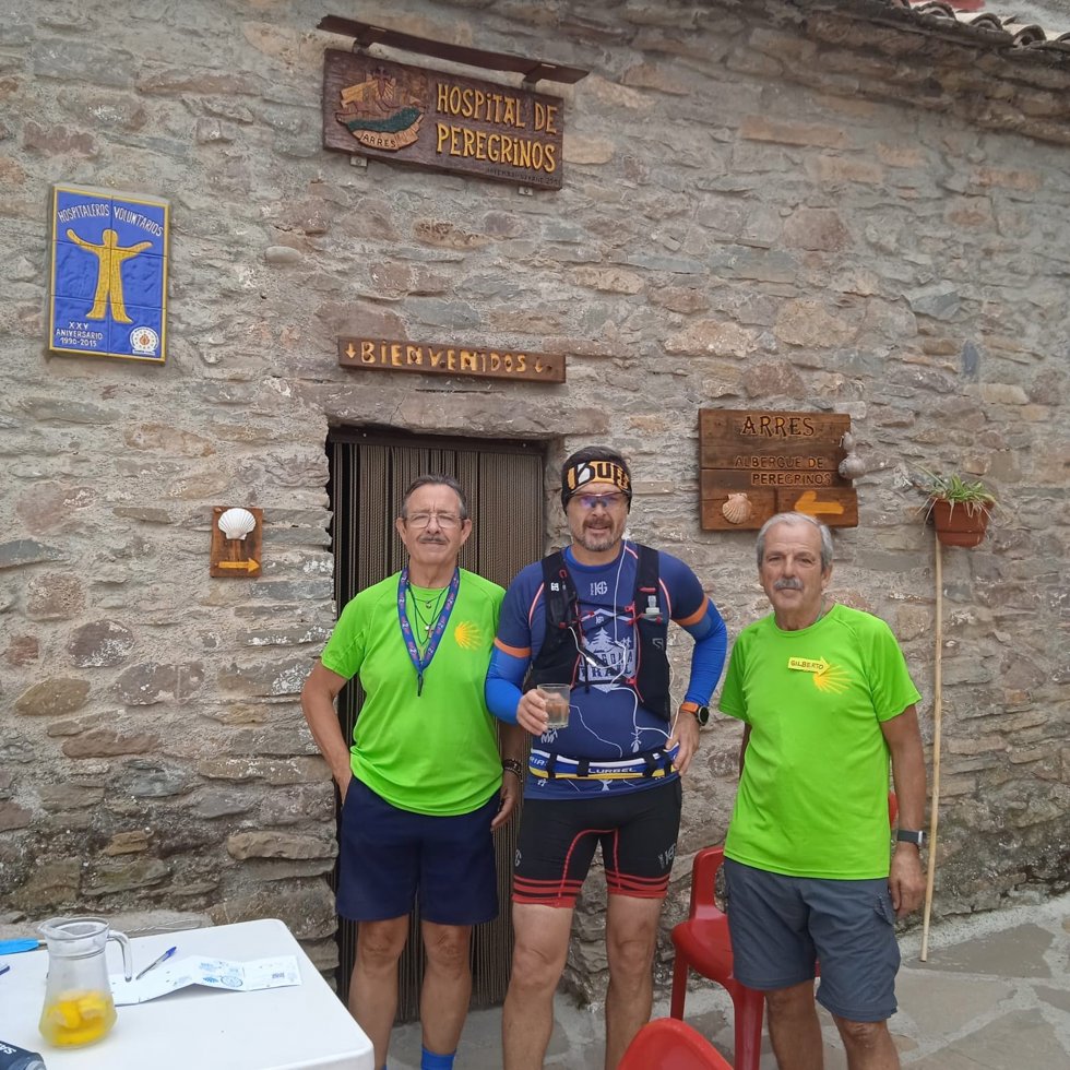 El vecino de Biniés, en la Comarca de La Jacetania, Fabián Castro, recorre corriendo en una sola etapa los cien kilómetros del tramo aragonés del Camino Santiago
