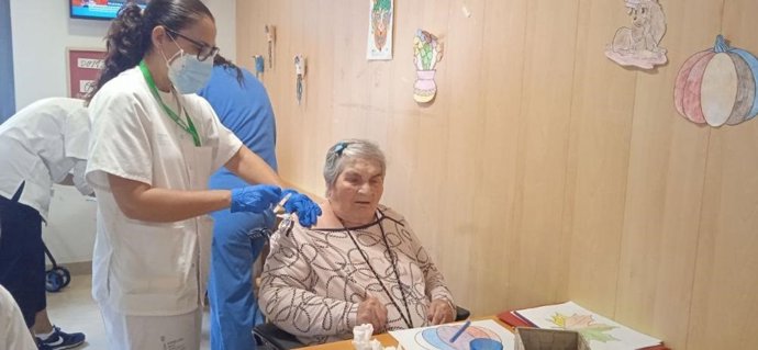 Una sanitaria vacuna a una usuaria de una residencia del IMAS.