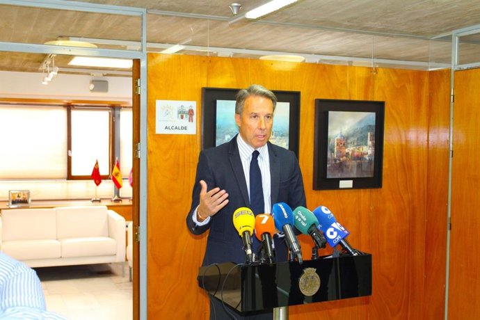 El alcalde, Fulgencio Gil Jódar, durante la comparecencia que ofrecía en la Alcaldía, este lunes