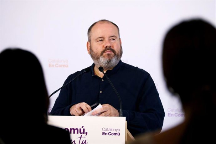 El portavoz de los comuns, Joan Mena, en rueda de prensa