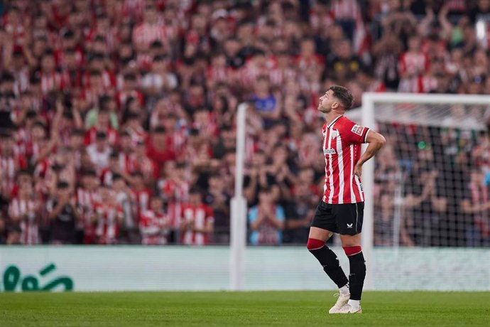 Yeray Alvarez abandona el partido ante el Almería a causa de una lesión.