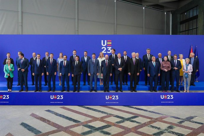 El presidente del Gobierno en funciones, Pedro Sánchez, preside la foto de familia con los Jefes de Estados o de Gobierno de la Unión Europea que asisten a la III Cumbre de la Comunidad Política Europea (CPE), a 06 de octubre del 2023 en Granada (España