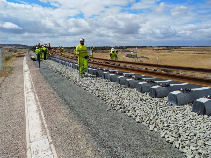 Archivo - Obras en una línea ferroviaria, en una imagen de archivo.