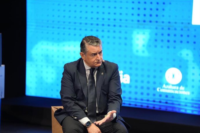 El consejero de la Presidencia, Interior, Diálogo Social y Simplificación Administrativa, Antonio Sanz, durante su intervención en el Foro 'Dialogando'.