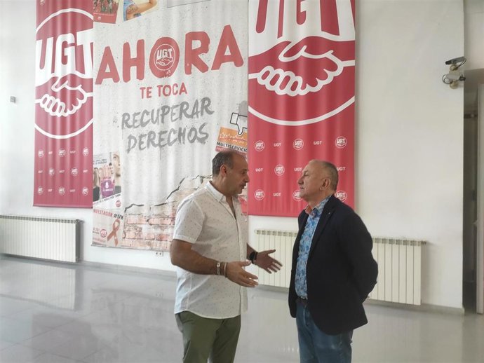 El secretario general de UGT Aragón, José Juan Arceiz, y el secretario general de UGT, Pepe Álvarez, en el Centro de Formación Profesional Arsenio Jimeno de Zaragoza.