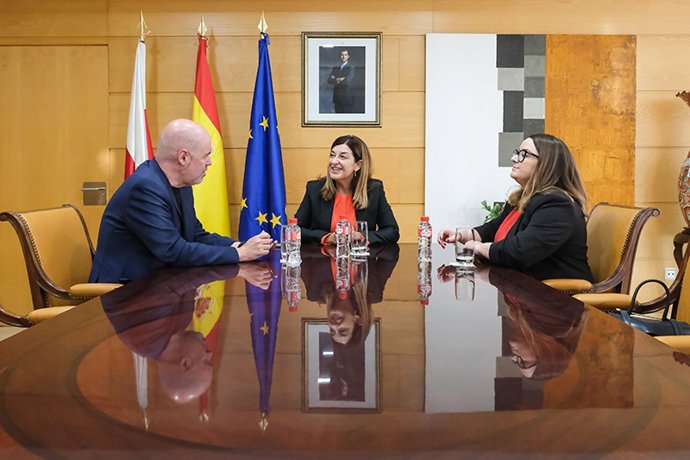 De izda a dcha, el secretario general de CCOO, Unai Sordo; la presidenta de Cantabria, María José Sáenz de Buruaga; y la secretaria general de CCOO Cantabria, Rosa Mantecón.