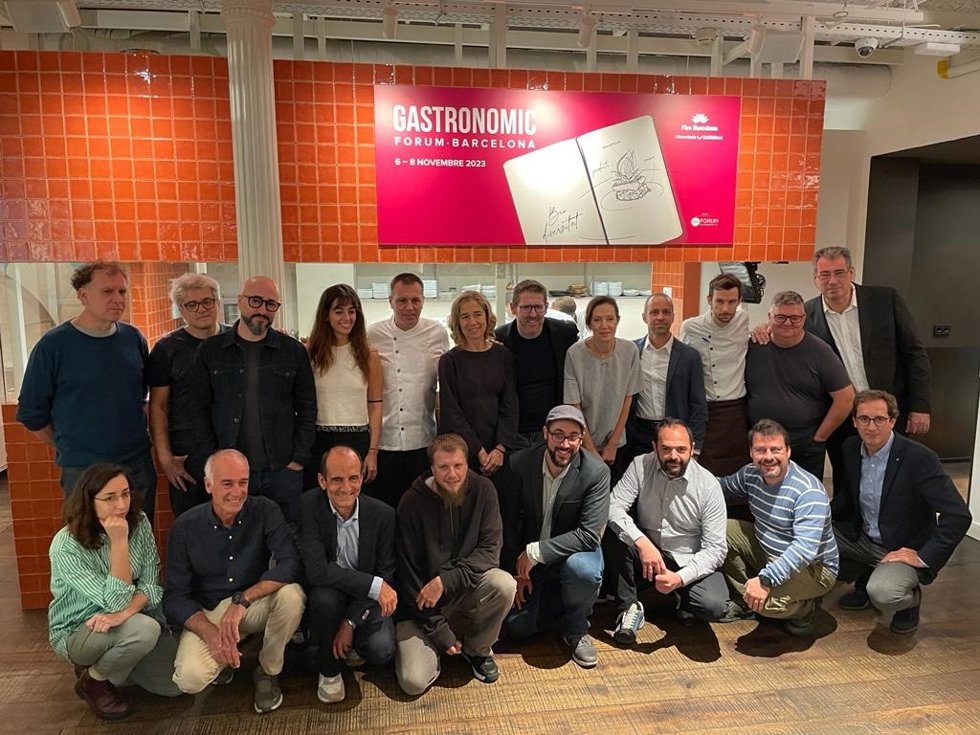 Alcaraz, Palau, Sentmartí, Ferrer y Castro junto a finalistas del Premio Cocinero 2023 en la presentación del Gastronomic Forum Barcelona.