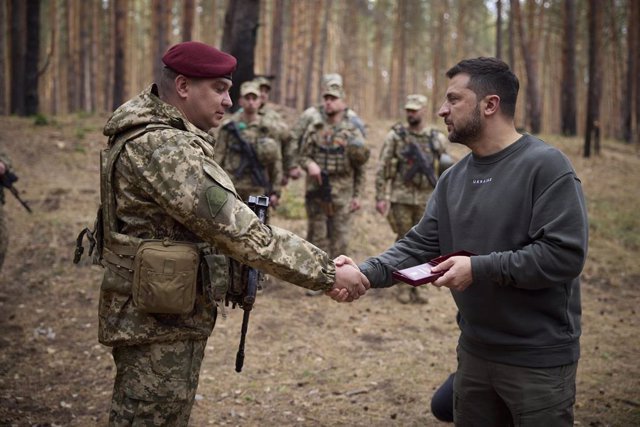 El presidente ucraniano, Volodimir Zelenski, condecora a un soldado.