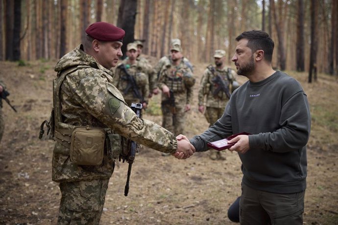 October 3, 2023, Kupyansk-Lyman, Kharkiv Oblast, Ukraine: Ukrainian President Volodymyr Zelenskyy, right, presents the Presidential Honorary Award to hero soldiers with the 25th separate airborne brigade ''Sicheslav'' during a visit to the frontlines in