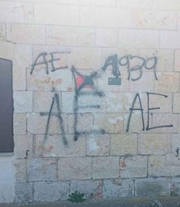 Pintadas en la fachada de la vivienda de Marcelino Camacho.