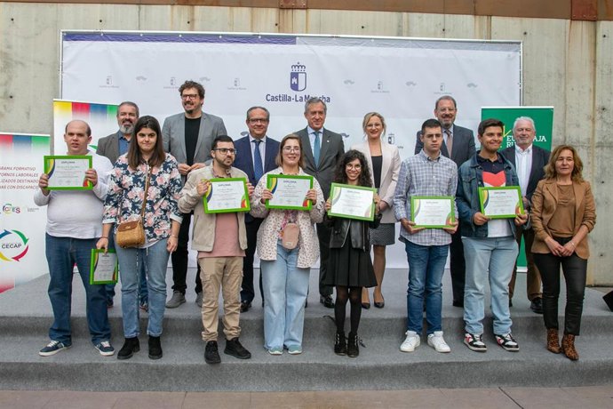 El consejero de Hacienda, Administraciones Públicas y Transformación Digital, Juan Alfonso Ruiz Molina, ha entregado los diplomas del curso de Digitalización y gestión documental al alumnado de CECAP