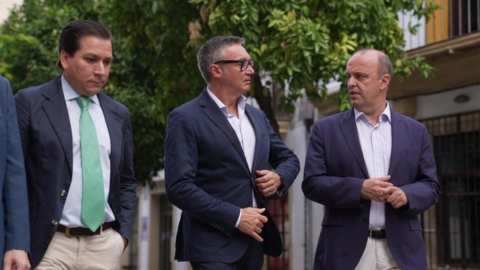 Manuel Gavira (C.), este lunes