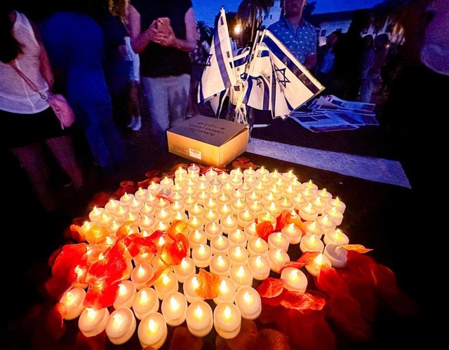 Vigilia en California (EEUU) en recuerdo de las víctimas israelíes por la ofensiva del Movimiento de Resistencia Islámica (Hamás)