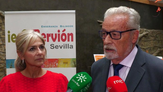 La consejera de Desarrollo Educativo y Formación Profesional, Patricia del Pozo, y el Defensor del Pueblo Andaluz, Jesús Maeztu.