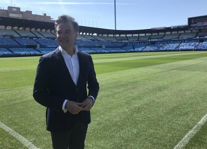 Archivo - El consejero municipal de Urbanismo del Ayuntamiento de Zaragoza, Víctor Serrano, en el campo de fútbol de la Romareda