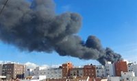 Junta y Ayuntamiento de Huelva subrayan la "importancia de la coordinación" en la extinción del incendio en una nave