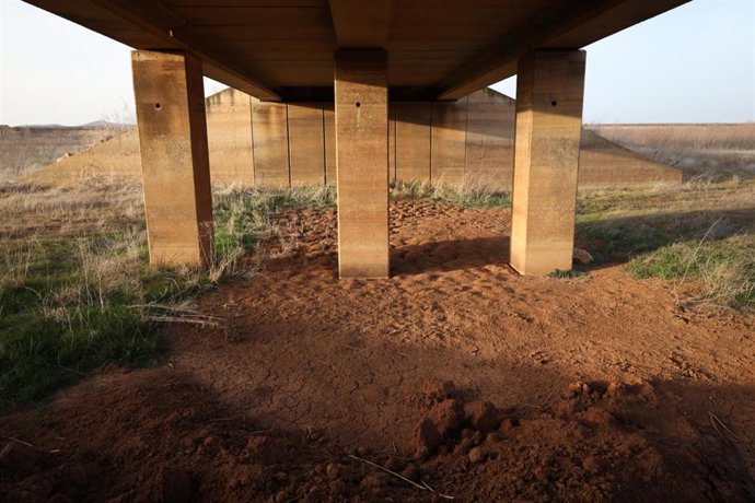 Archivo - Evidencias de sequía en el Embalse de La Vega del Jabalón, a 10 de febrero de 2022, en Calzada de Calatrava, Ciudad Real, Castilla-La Mancha (España). El de La Vega del Jabalón es uno de los cinco embalses de la cuenca del Guadiana que encuent
