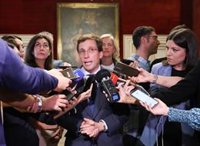 Almeida reconoce que se "desbordaron previsiones" en el evento de drones y pide disculpas por los problemas de movilidad