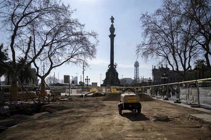 Archivo - Excavación donde se han encontrado los restos arqueológicos de la muralla de Barcelona, a la altura de la parada de metro de Drassanes, a 22 de marzo de 2023, en Barcelona, Cataluña, (España). Las obras para urbanizar La Rambla han sacado a la