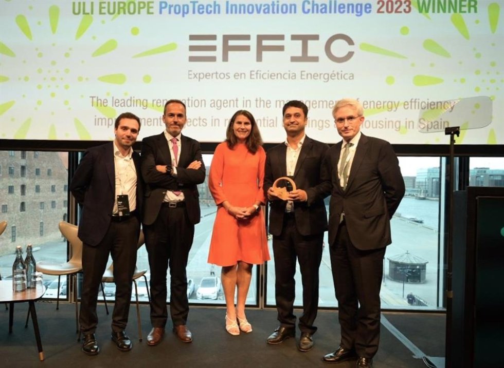 Mendiluce (primero por la derecha) en la entrega del premio