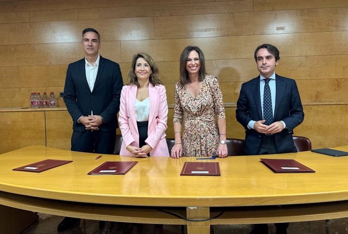 Firma de Ministerio de Transportes, Junta y ayuntamientos la rehabilitación de 2.724 viviendas en Andalucía