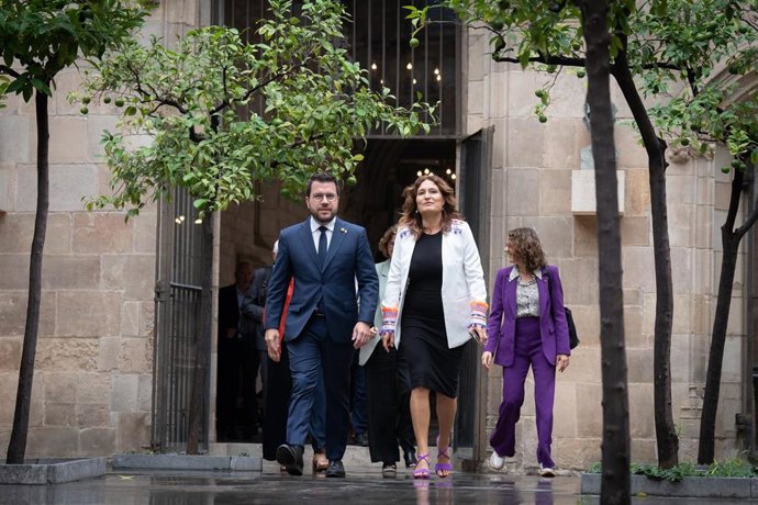 El presidente de la Generalitat, Pere Aragons y la consellera de la Presidencia, Laura Vilagr, a su llegada a la reunión del Govern sobre el informe, a 16 de octubre de 2023, en Madrid (España). El politólogo y coordinador del comité de expertos sobre
