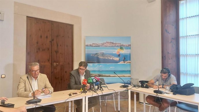 El director general de Turismo, Josep Aloy, y el conseller de Turismo, Cultura y Deportes, Jaume Bauz, durante una rueda de prensa.