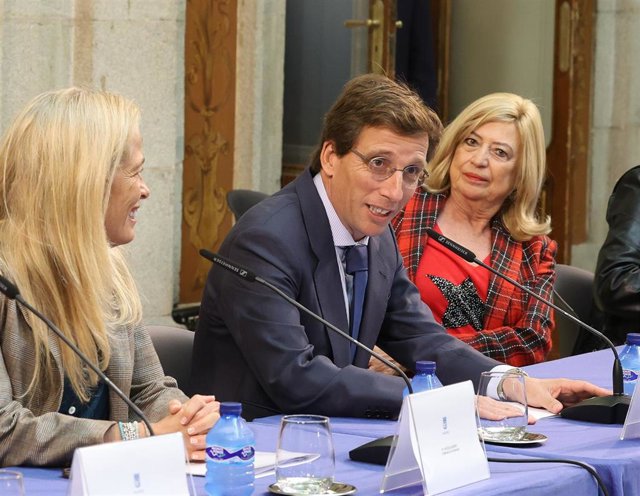  La delegada de Obras y Equipamientos del Ayuntamiento de Madrid, Paloma García, el alcalde de Madrid, José Luis Martínez-Almeida y la consejera de Economía, Hacienda y Empleo, Rocío Albert,