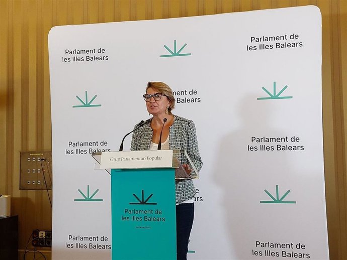 La portavoz parlamentaria adjunta del PP, Marga Durán, en rueda de prensa.