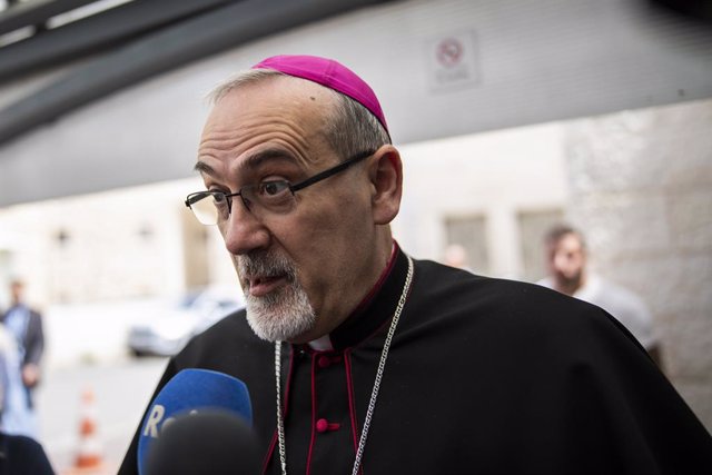 Archivo - 16 May 2022, Israel, Jerusalem: Pierbattista Pizzaballa, the Latin Patriarch of Jerusalem, speaks to the press following his condemning statement at Saint Joseph Hospital in the aftermath of the Israeli police actions on Friday during the funera