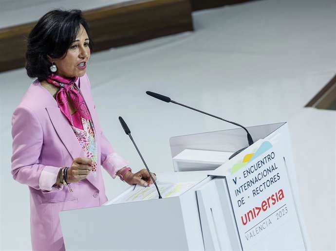 Archivo - La presidenta del Banco Santander, Ana Botín, interviene durante el V Encuentro Internacional de rectores Universia, en la Ciudad de las Artes y las Ciencias, a 9 de mayo de 2023, en Valencia, Comunidad Valenciana (España). 