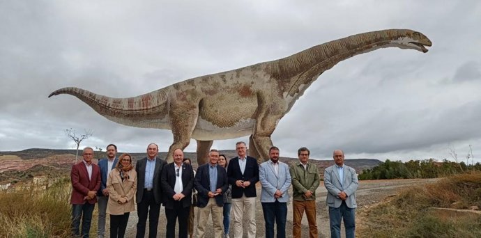 Un 'Turiasaurus' a tamaño natural, el de mayor tamaño de Europa, "camina" en Riodeva (Teruel)