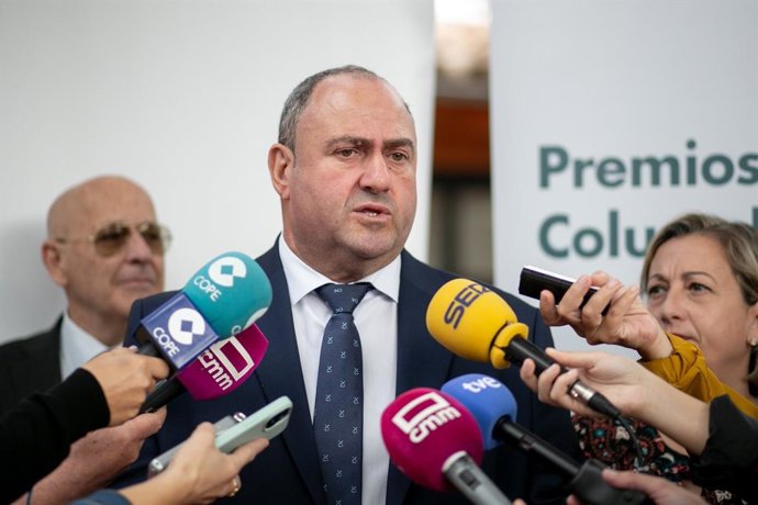 El consejero de Agricultura, Ganadería y Desarrollo Rural de C-LM, Julián Martínez Lizán