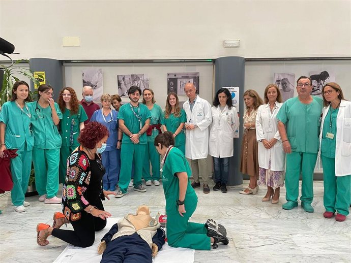 Botella, junto a responsables y profesionales del Reina Sofía ha asistido a una de las actividades conmemorativas del Día Europeo de Concienciación de la Parada Cardiorrespiratoria.