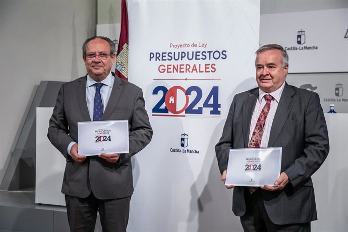 El consejero de Hacienda, Administraciones Públicas y Transformación Digital de C-LM, Juan Alfonso Ruiz Molina, durante la presentación de los presupuestos de la Junta para 2024