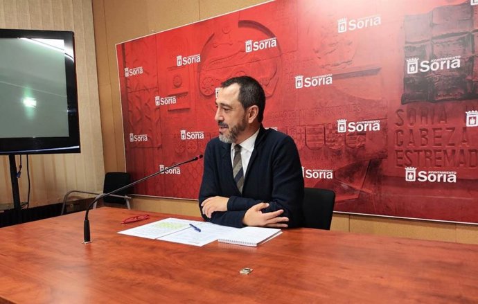 El concejal de Hacienda del Ayuntamiento de Soria, Javier Muñoz, tras la comisión .