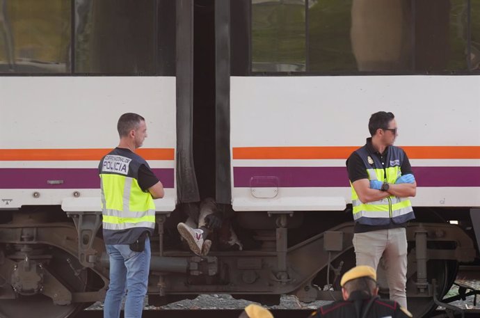 La policía y la UME junto a los dos trenes donde se ha localizado el cádaver, cerca de la estación de Santa Justa. A 16 de octubre de 2023, en Sevilla (Andalucía, España). La Policía Nacional ha confirmado la aparición de un cadáver, pendiente de identi