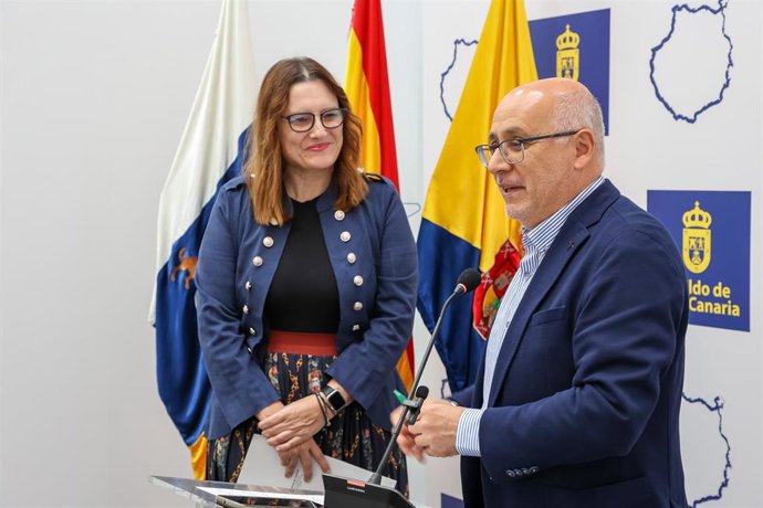 La consejera de Bienestar Social, Igualdad, Juventud, Infancia y Familias del Gobierno de Canarias, Candelaria Delgado, y el presidente del Cabildo de Gran Canaria, Antonio Morales