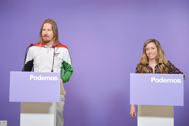 El portavoz de Podemos, Pablo Fernández, y la secretaria de Acción Institucional de Podemos, María Teresa Pérez, ofrecen una rueda de prensa, en la sede de Podemos, a 16 de octubre de 2023, en Madrid (España). 