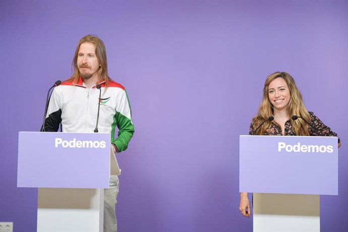El portavoz de Podemos, Pablo Fernández, y la secretaria de Acción Institucional de Podemos, María Teresa Pérez, ofrecen una rueda de prensa, en la sede de Podemos, a 16 de octubre de 2023, en Madrid (España).