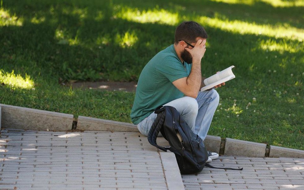 Archivo - Un estudiante repasa antes de que comience un examen 